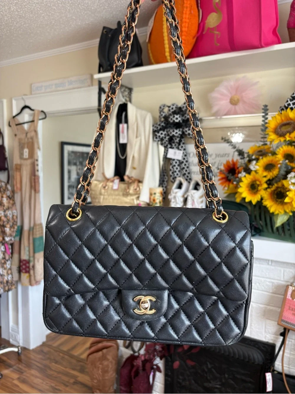 Chanel Classic Double Flap bag in black lambskin leather with gold tone hardware